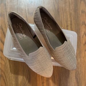 Skechers Women's Beige Textured Loafers